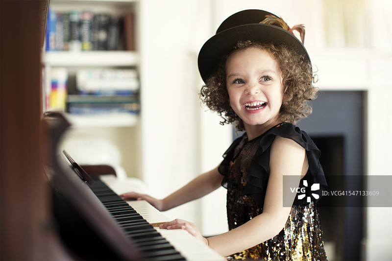 混血女孩弹钢琴图片素材