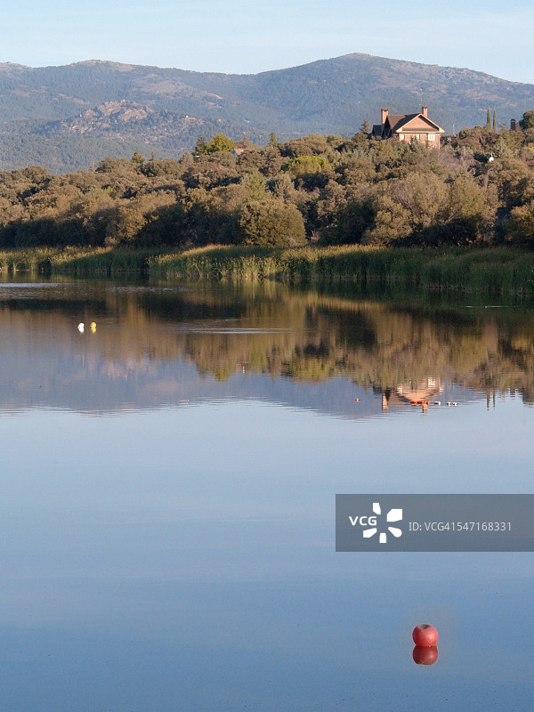 宁静的湖边风光图片素材