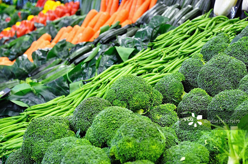 市场上展示的西兰花和蔬菜图片素材