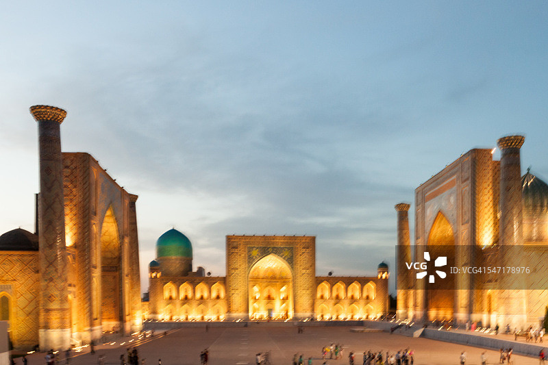 乌兹别克斯坦撒马尔罕古城中心的列吉斯坦公共广场日落图片素材