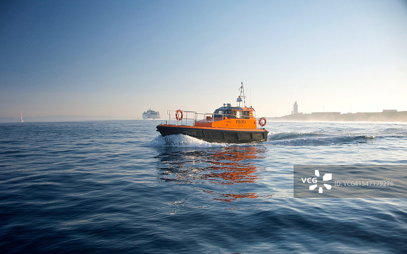 直布罗陀海峡海上救援船图片素材