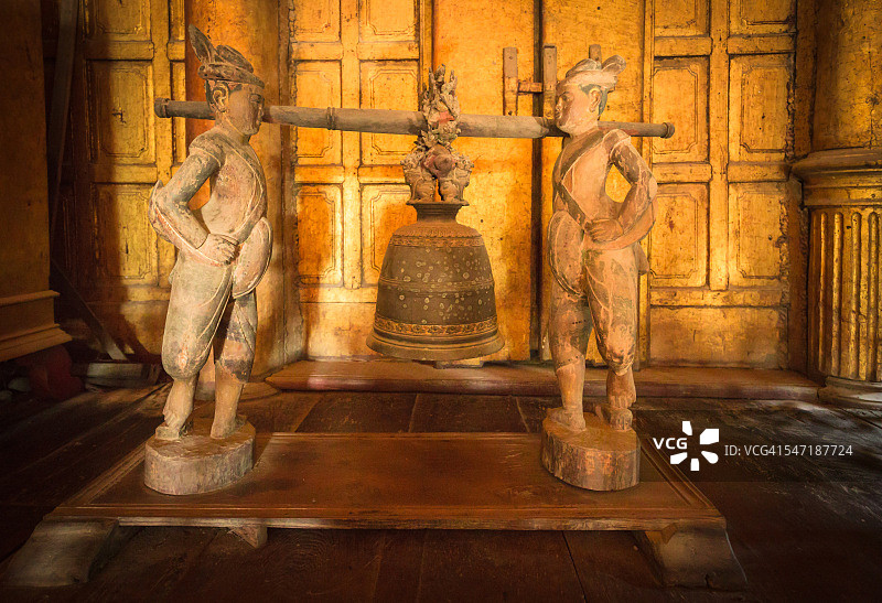曼德勒瑞南多寺的柚木雕塑图片素材