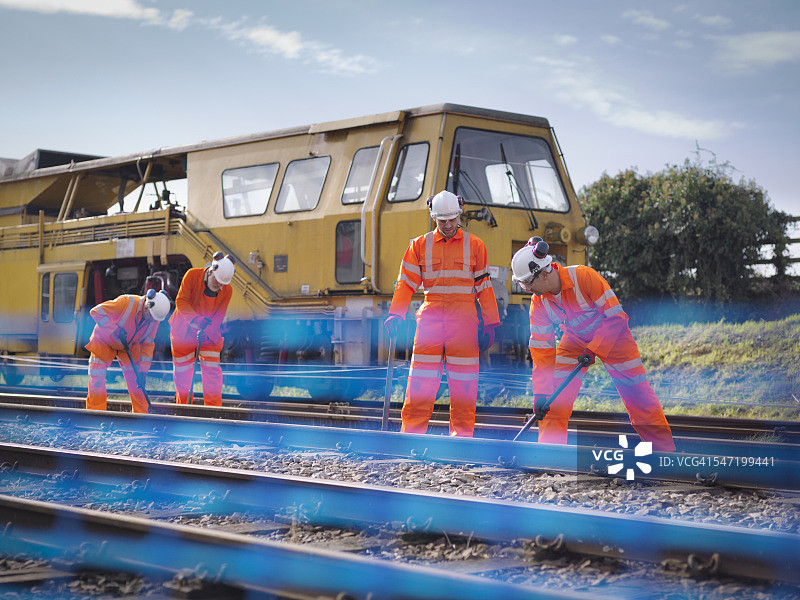 在铁轨上的铁路维护工人图片素材