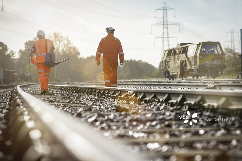 铁路上的维修工人，后视图图片素材
