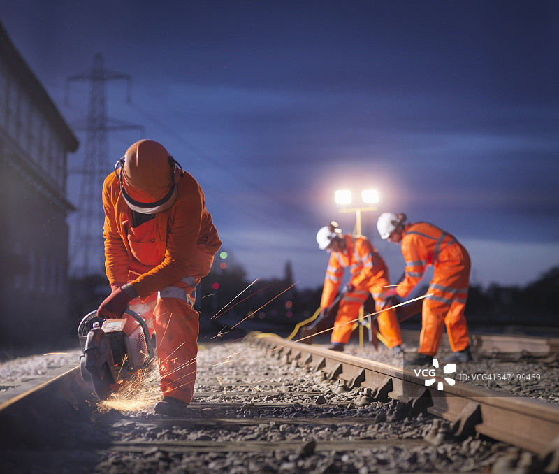铁路维护工人在夜间使用磨床图片素材