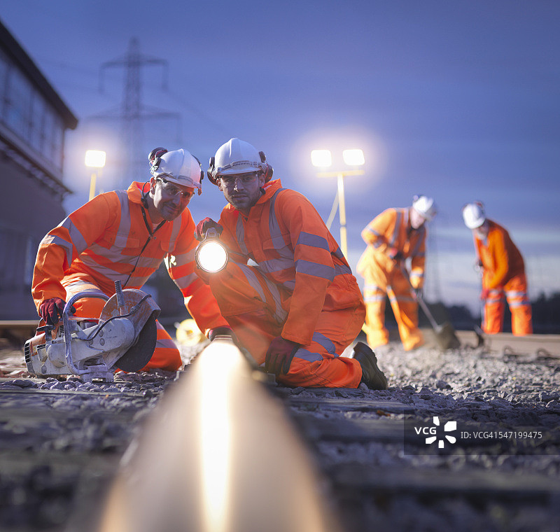 铁路维护工人在夜间检查轨道图片素材