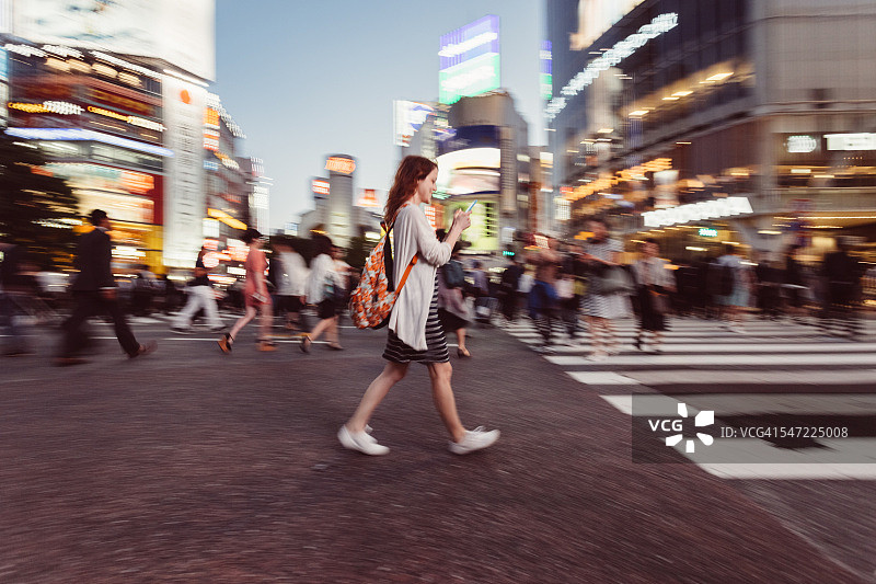 女人在涩谷十字路口发短信图片素材