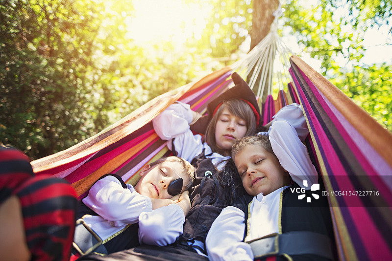 孩子们在吊床上玩海盗睡觉游戏图片素材