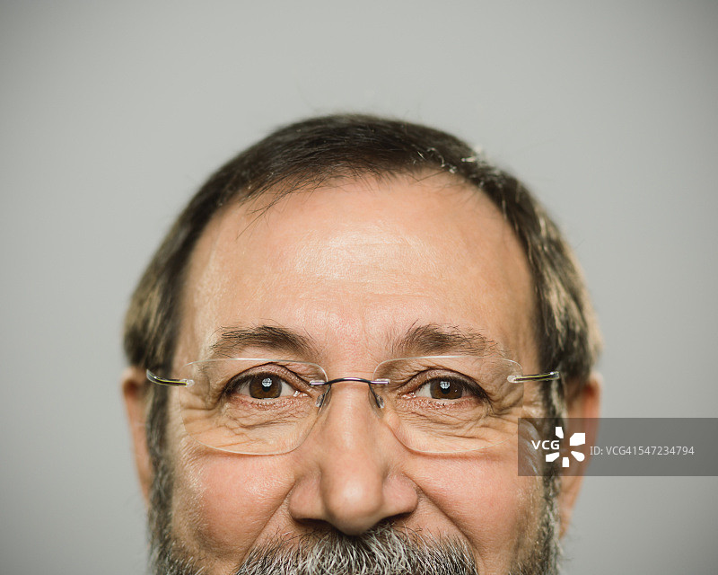 快乐白人男人戴眼镜留胡须图片素材