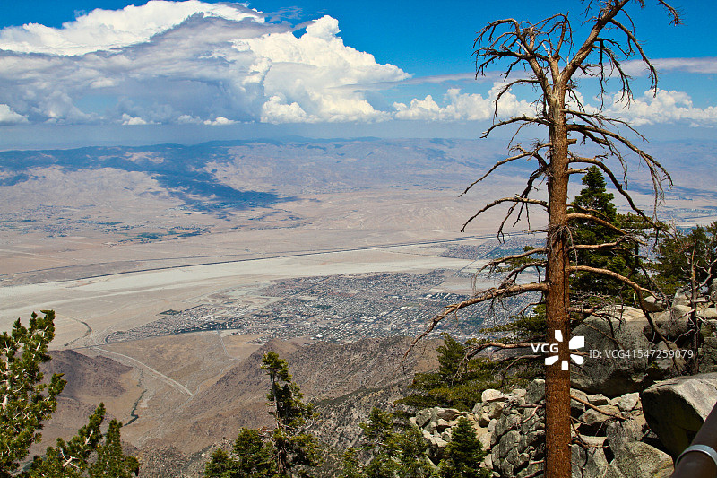 从山上看到的沙漠地面景观图片素材