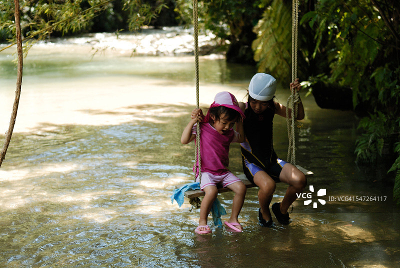 姐妹在河边玩耍图片素材