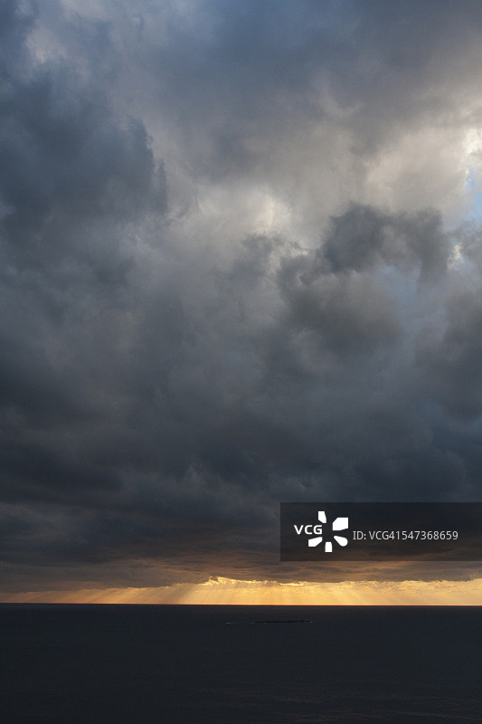 海面上阳光普照的日落图片素材