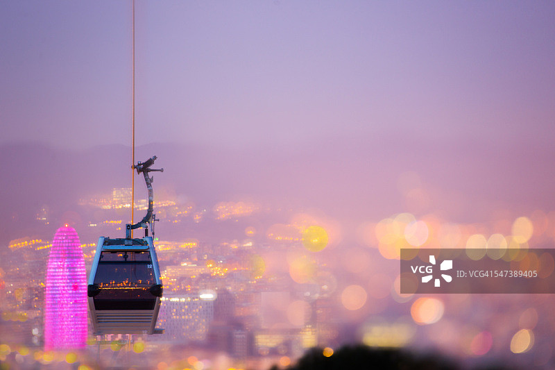 巴塞罗那粉色夜景城市风光与散景图片素材