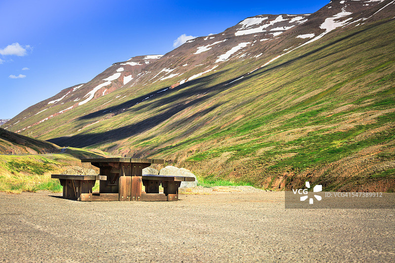 夏季休息区的木制野餐桌；冰岛图片素材