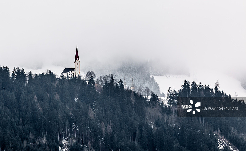 雪山中的意大利天主教堂图片素材