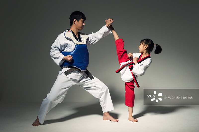 青少年练习跆拳道图片素材