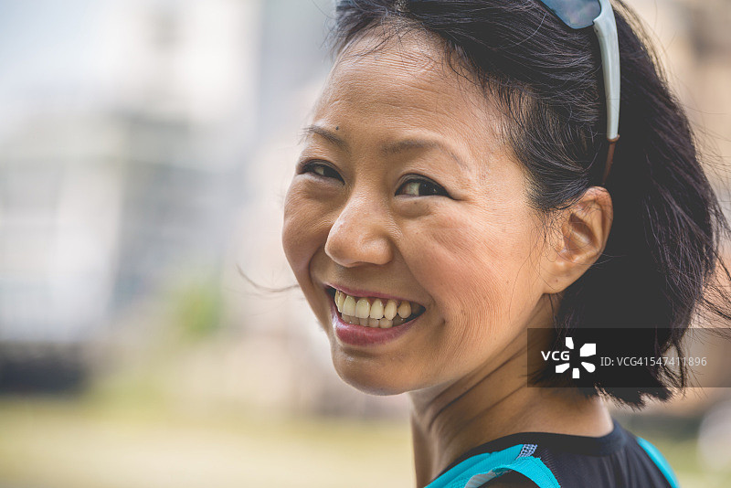 在日本京都，一位微笑的日本女人肖像图片素材