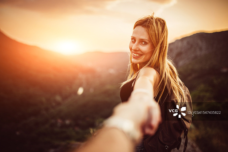 女孩牵着男人的手图片素材