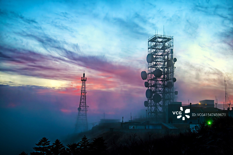 雾中的信号塔图片素材