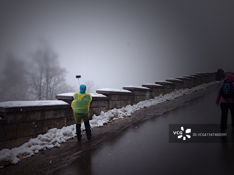 使用自拍杆的人们图片素材