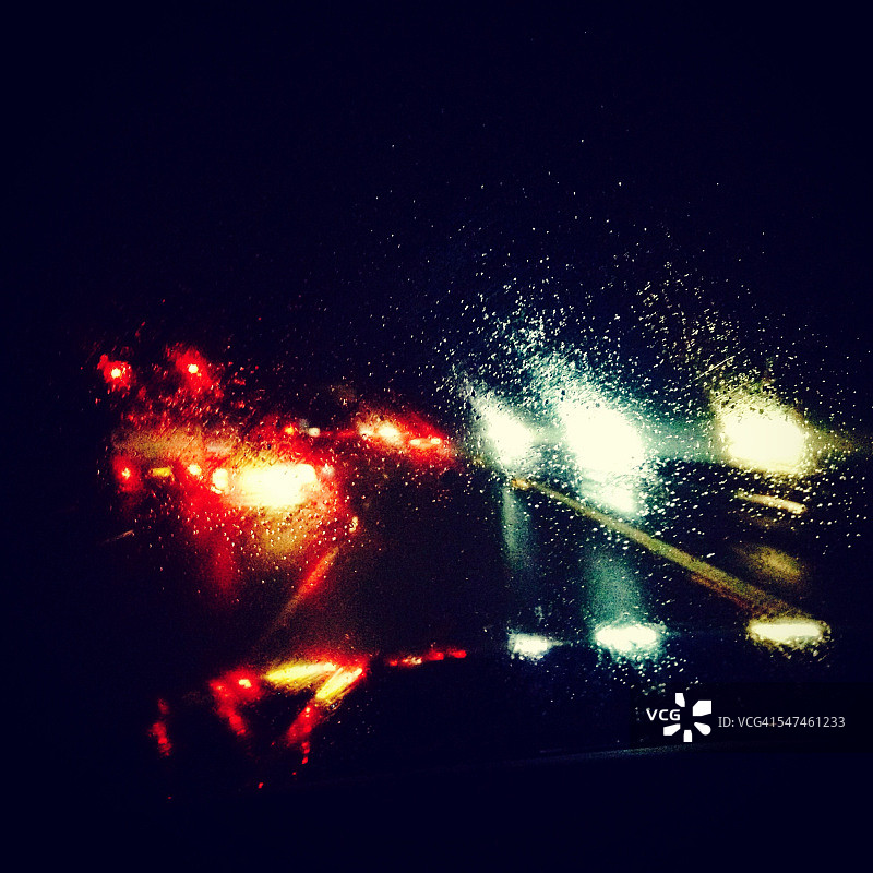 透过雨窗的景色图片素材