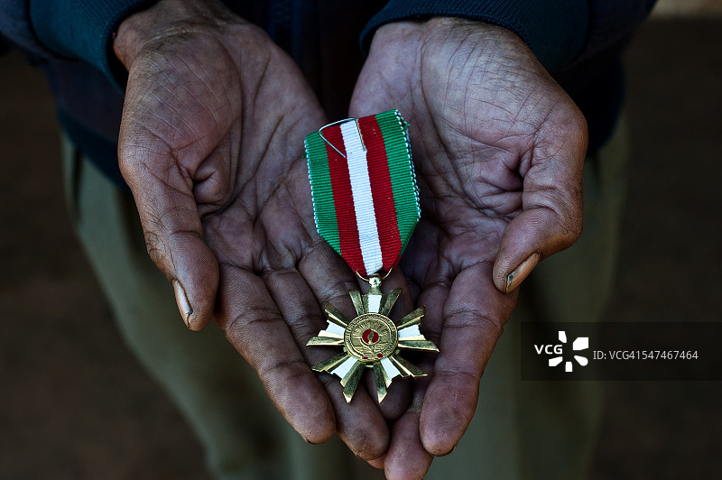 男子手持长期服务奖（马达加斯加）图片素材