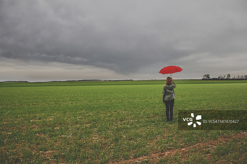 撑着红色雨伞的女人图片素材