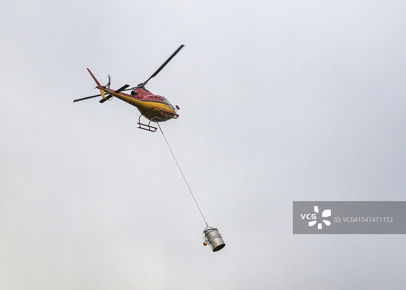 直升机运载笼养鲑鱼图片素材
