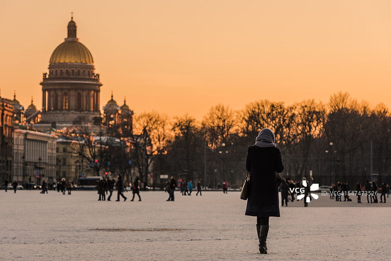在俄罗斯圣彼得堡过冬的孤独女孩图片素材
