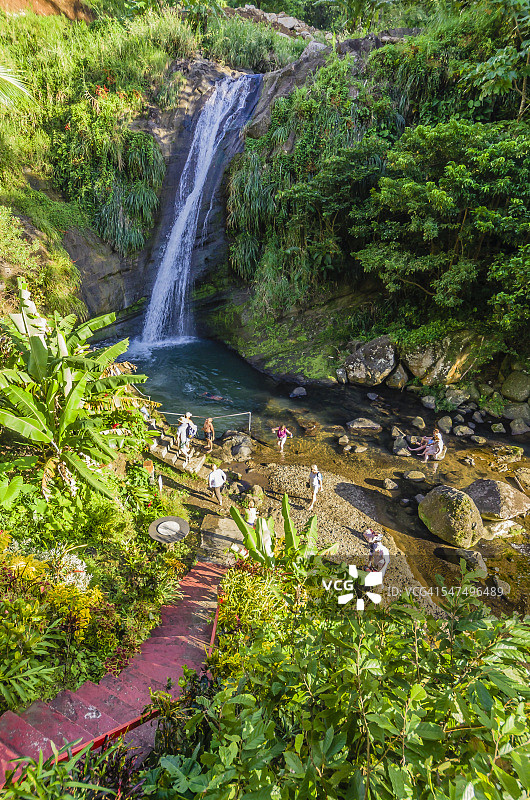 格林纳达小安的列斯群岛，瀑布旁游客图片素材