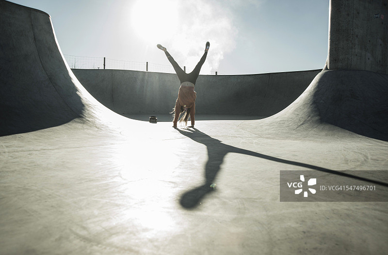 少女在滑板公园里翻筋斗图片素材