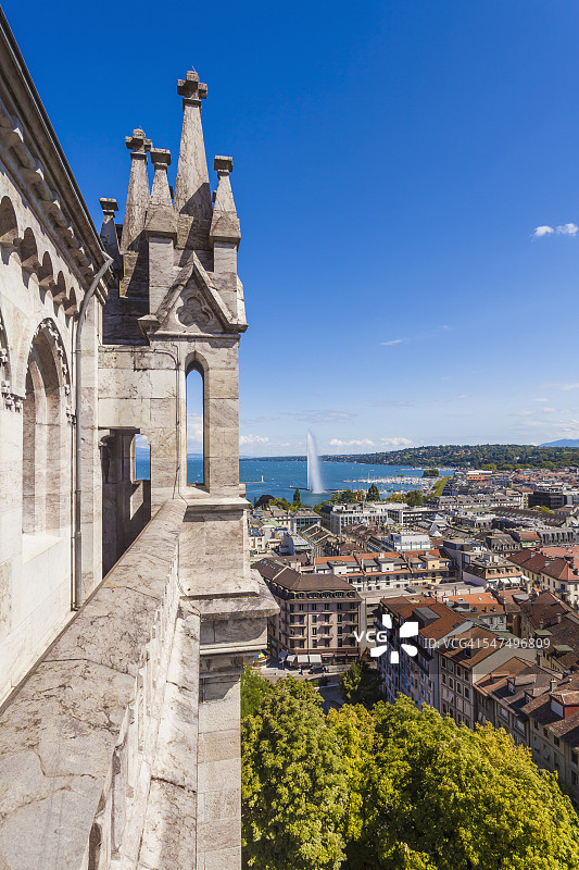 瑞士日内瓦，从圣皮埃尔大教堂望向城市和日内瓦湖图片素材