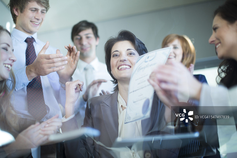 同事们祝贺成功的女商人图片素材