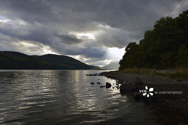 黑暗中的光芒图片素材