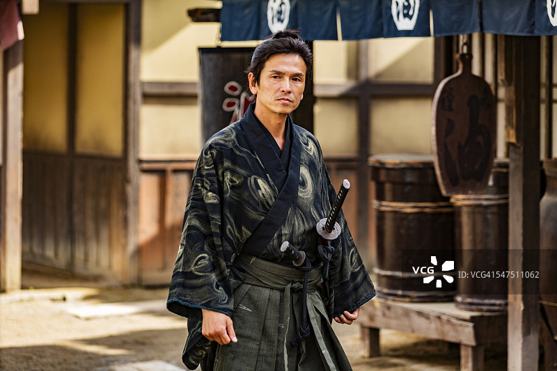 浪人武士在传统日本村庄挥舞着武士刀图片素材