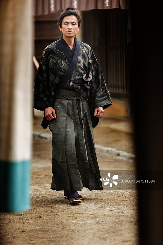 浪人武士在传统日本村庄挥舞着武士刀图片素材