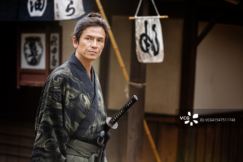浪人武士在传统日本村庄挥舞着武士刀图片素材