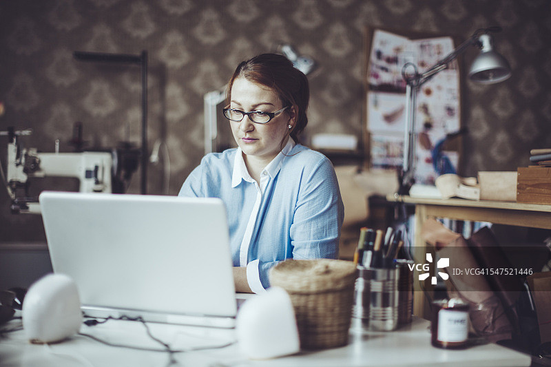 在工作室工作的女工匠图片素材