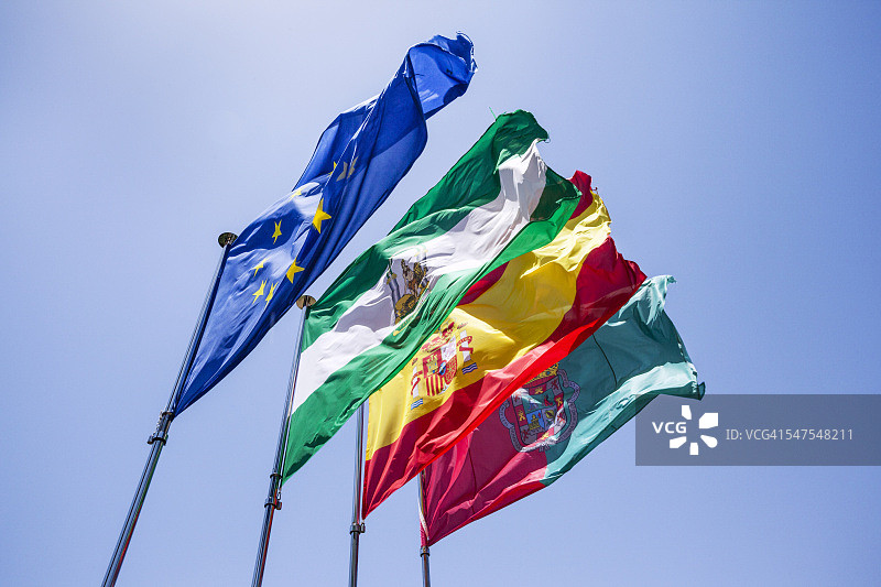 阿尔卡萨瓦城堡上飘扬的旗帜图片素材