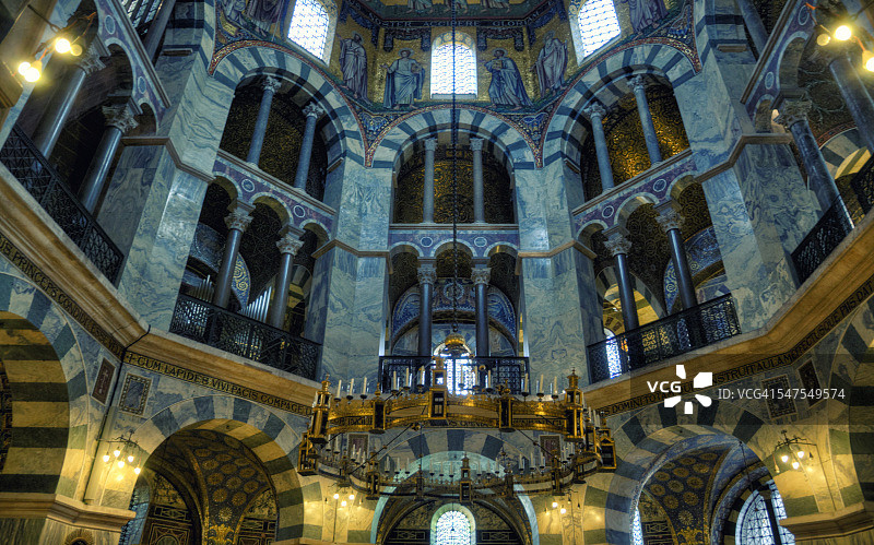 亚琛大教堂的巴巴罗萨吊灯图片素材