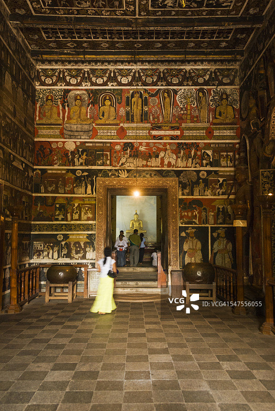 凯拉尼亚寺内部及信徒图片素材