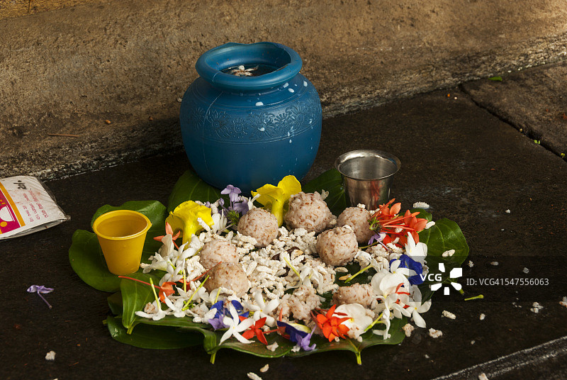 佛教鲜花和食物供品图片素材
