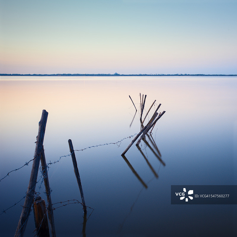 池塘水中的木栅栏图片素材