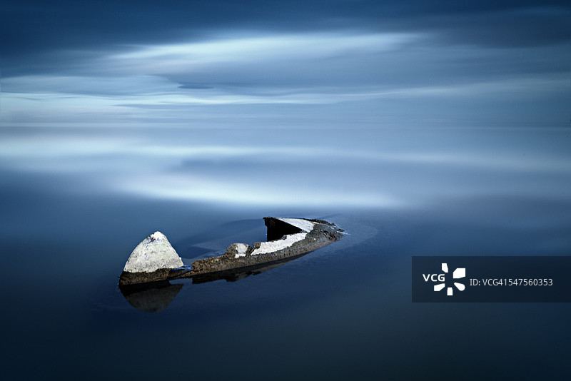 一艘破损并被水淹没的船只图片素材