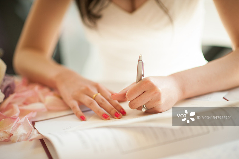 新娘签署结婚登记簿图片素材