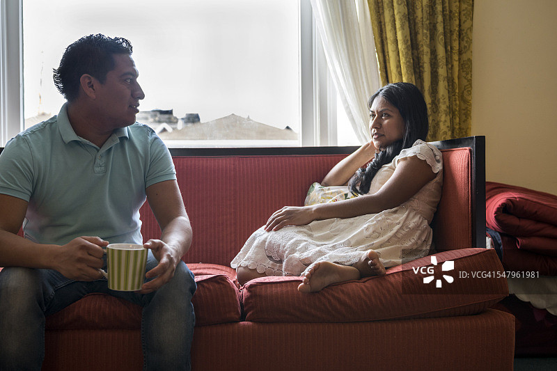 情侣在沙发上交谈图片素材