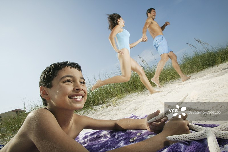 在海滩的家庭图片素材