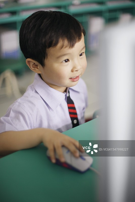 使用电脑的男孩图片素材