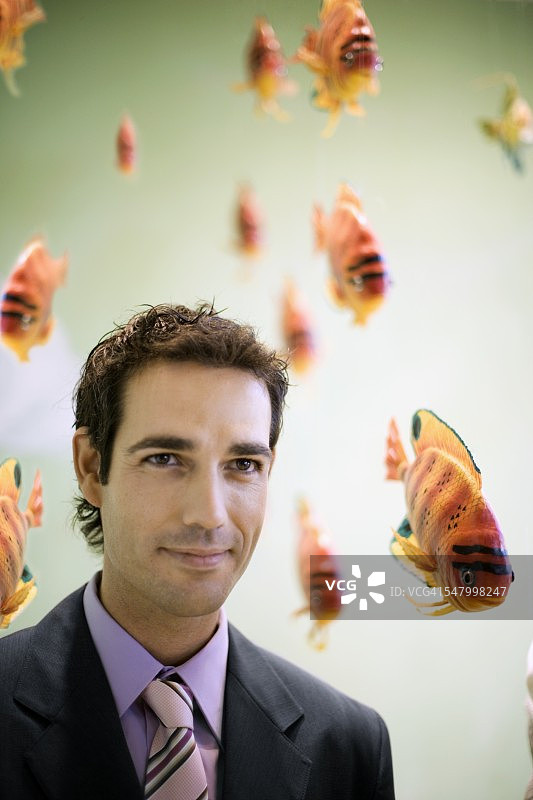 游泳鱼群中的商人超现实肖像图片素材