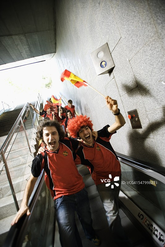 欢呼的足球迷走下自动扶梯图片素材